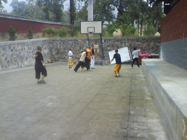 beim Basketball spielen im Shaolin Tempel mit den Mönchen